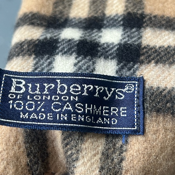 Burberrys of London Cashmere/Wool blend
Iconic Scarf - Picture 8 of 8
